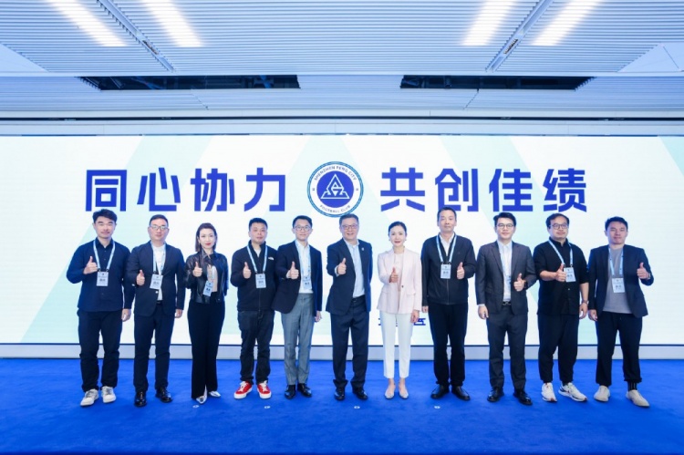足球报:10家企业捧场新赛季出征仪式,深圳新鹏城进一步做强做优